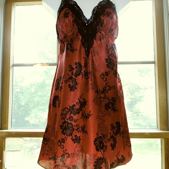 Sexy red and black nightie - Picture 2 of 3